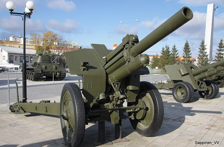 M-30 122mm do F.F. Petrov - lãnh đạo cục thiết kế của nhà máy Motovilikha thiết kế năm 1938, đưa vào sản xuất từ năm 1939-1955 với tổng số lượng 19.266 khẩu. Loại pháo được phát triển nhằm thay thế cho các kiểu pháo đã lỗi thời từ CTTG 1 trong Quân đội Liên Xô. Nguồn ảnh: Wikipedia