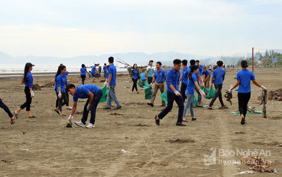 Từ sáng sớm, đoàn viên của 20 xã phía Nam của huyện diễn Châu đến khu vực bãi biển du lịch Diễn Thành tham gia thu gom rác thải. Ảnh: Quang An