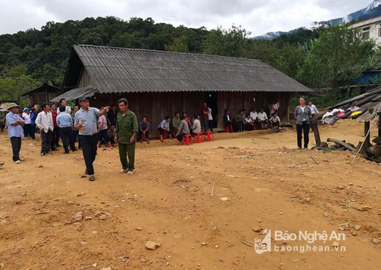 Nhiều người trong bản đến chia buồn với gia đình nạn nhân. Ảnh: Minh Khuê