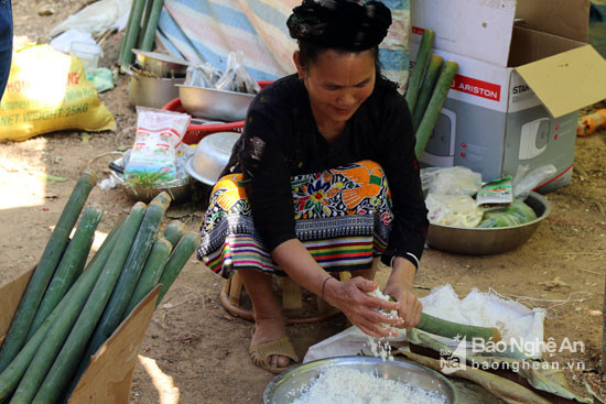 Theo những già làng người Thái kể lại thì món làm xuất phát từ cộng đồng dân tộc này. Đây là món ăn dùng ống tre, nứa làm 