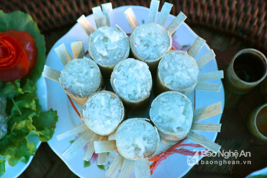 Cơm lam là một loại thức ăn phổ biến trong cộng đồng người Thái. Nếp rẫy được làm sạch và cho vào ống nứa đốt chín sẽ giữ được hương vị của nó. Ảnh: Đào Thọ