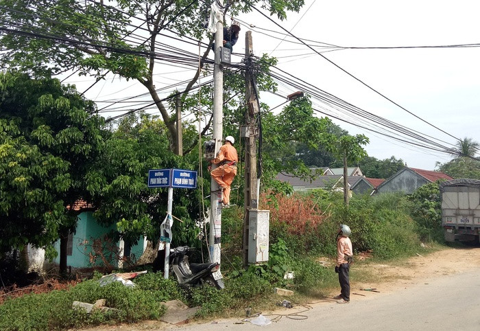 Ngành điện thị xã Thái Hòa cắt điện để sửa chữa đường dây trong những ngày nắng nóng. Ảnh: Quang Huy.