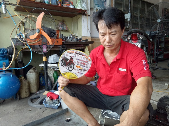 Mất điện trong những ngày nắng nóng, người dân phường Hòa Hiếu (TX. Thái Hòa) phải sử dụng quạt tay. Ảnh: Quang Huy.