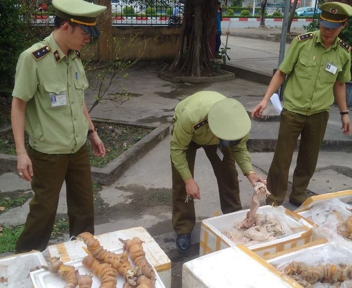 Lực lượng QLTT kiểm tra số hàng. Ảnh QLTT cung cấp