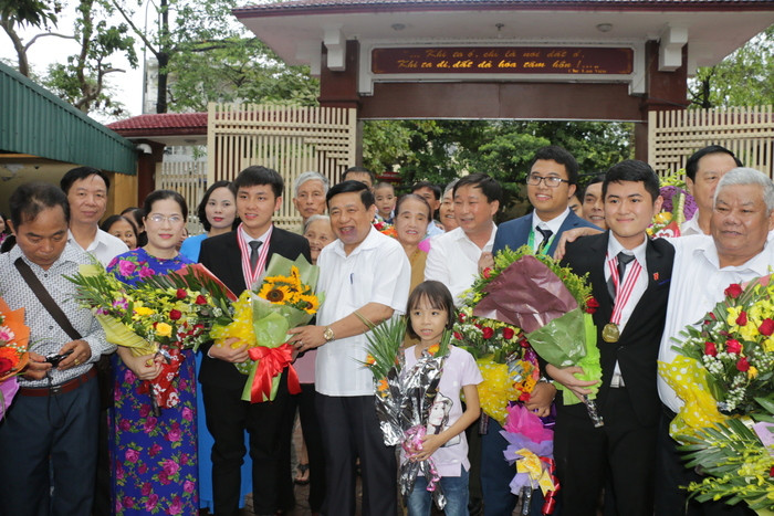 Lãnh đạo tỉnh Nghệ An tặng hoa chúc mừng đoàn học sinh Nghệ An đoạt giải cao tại các Kỳ thi Olympic Quốc tế. Ảnh: Mỹ Hà
