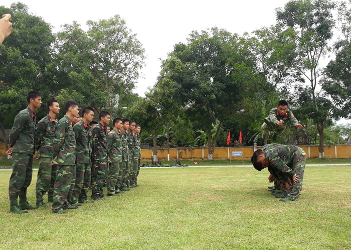 Các chiến sỹ Đại đội 20 Trinh sát - Phòng Tham mưu - Sư đoàn 324 huấn luyện nội dung bay qua người. Ảnh: Tường Hiếu