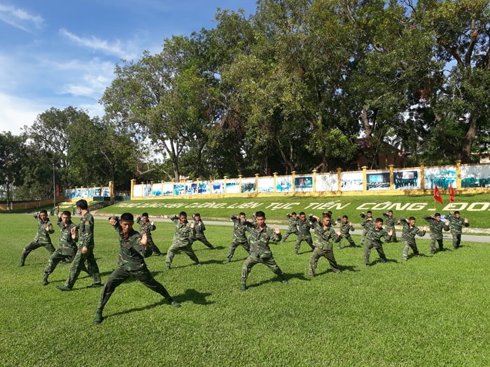  Lính trinh sát khổ luyện 35 thế liên quyền dưới cái nắng đổ lửa. Ảnh: Tường Hiếu