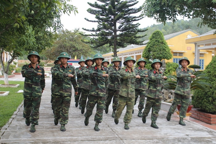 Bên cạnh huấn luyện võ thuật các chiến sĩ trinh sát còn huấn luyện Điều lệnh đội ngũ tay không. Ảnh: Tường Hiếu