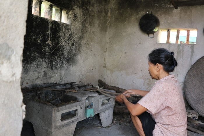 Bà Khương làm lũi đơn côi một mình từ ngày con mất, rồi chồng cũng mãi mãi rời xa.