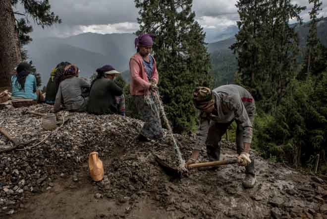 Người Ấn Độ giúp mở rộng mạng lưới đường sá ở Bhutan.