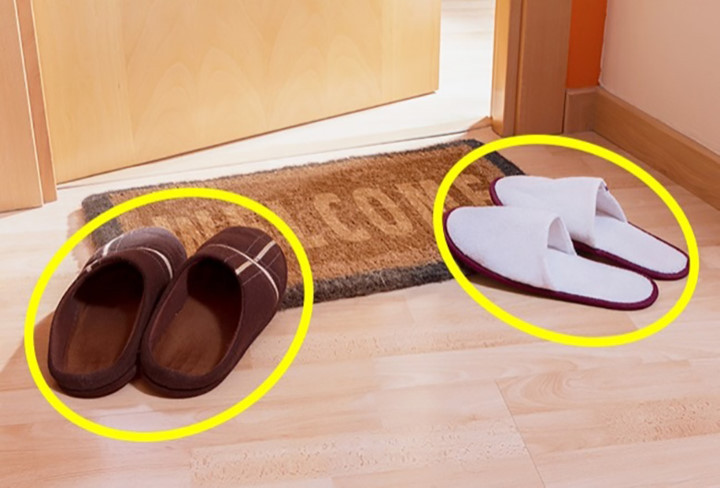 Dép đi trong nhà: Bạn nên mua một hoặc hai đôi dép trong nhà để dành riêng cho khách. Khi mang giày, bàn chân của bạn chắc chắn sẽ bắt đầu mồ hôi, tạo điều kiện sinh sản hoàn hảo cho nấm. Nên rửa sạch và lau khô chân trước khi đi dép để ngăn ngừa sự xuất hiện của nấm và vi khuẩn. Tốt nhất nên thay đôi dép 6 tháng một lần.