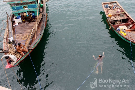 Những ngày qua, có nhiều tốp ngư dân lặn tìm sắt rơi ở vùng Cầu cảng Nghi Thiết. Họ thường có từ 4 người trở lên để hỗ trợ nhau. Ảnh: Nguyên Nguyên