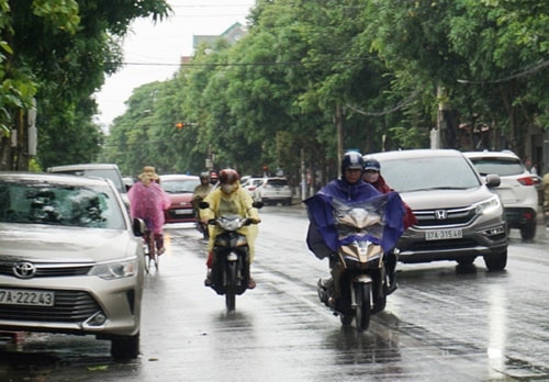 Mặc dù ngày nắng nóng nhưng ở thành phố Vinh đã xuất hiện mưa rào vào chiều tối từ ngày 14/8. Ảnh minh họa