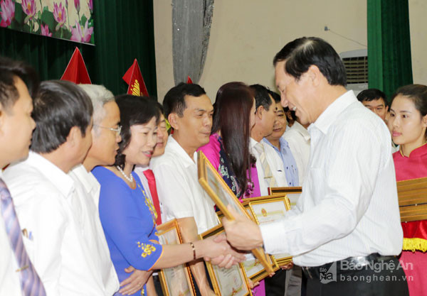 Đồng chí Lê Minh Thông tặng bằng khen cho các tập thể xuất sắc. Ảnh: Mỹ Hà