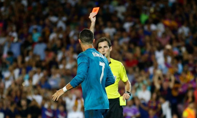 Liên đoàn bóng đá Tây Ban Nha ra mức án treo giò một trận tại Siêu Cup và bốn tại La Liga đối với CR7 - Ảnh: Internet