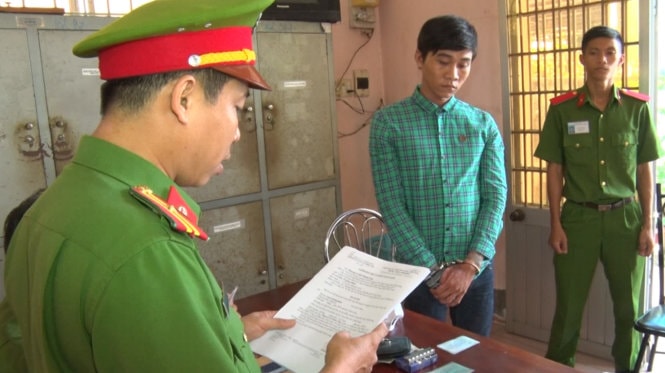 Khởi tố nam thanh niên tưới xăng đốt người yêu 