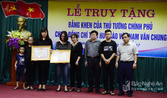 Đồng chí Huỳnh Thanh Điền trao Bằng khen của Thủ tướng Chính phủ cho thân nhân hai cán bộ ngành GTVT đã hy sinh.