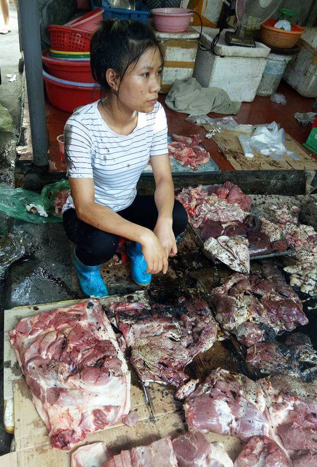 Hắt dầu nhớt vào sạp thịt heo bị chín tháng tù treo  