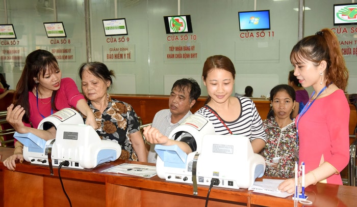 Người dân đăng ký khám, chữa bệnh tại Bệnh viện Đa khoa thành phố Vinh.Ảnh: Từ Thành