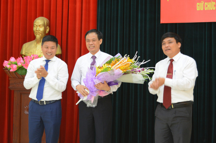 Các đồng chí trong Thường trực Thị ủy Thái Hòa tặng hoa chúc mừng tân Bí thư Thị ủy Nguyễn Đình Hòa. Ảnh: T.G