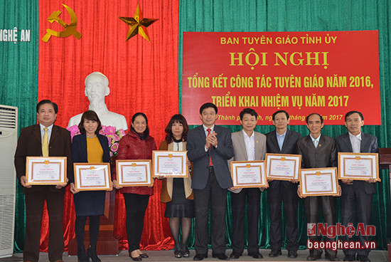 Đồng Kha Văn Tám trao giấy khen cho 8 tập thể Trung tâm Bồi dưỡng Chính trị huyện, thành thị.