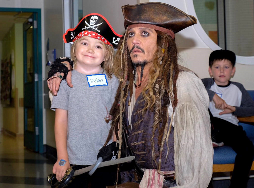 Johnny Depp hoa thuyen truong Jack Sparrow tham hoi benh nhi ung thu hinh anh 3