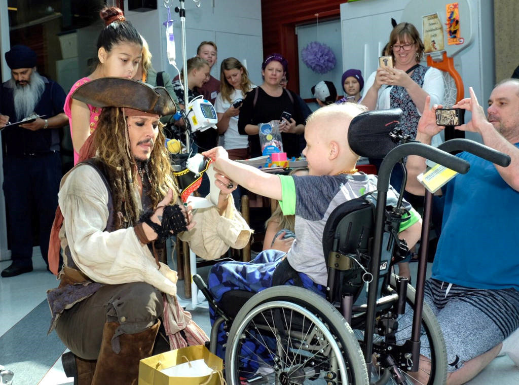 Johnny Depp hoa thuyen truong Jack Sparrow tham hoi benh nhi ung thu hinh anh 5