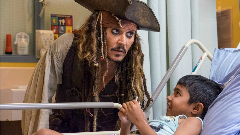 Johnny Depp hoa thuyen truong Jack Sparrow tham hoi benh nhi ung thu hinh anh 2