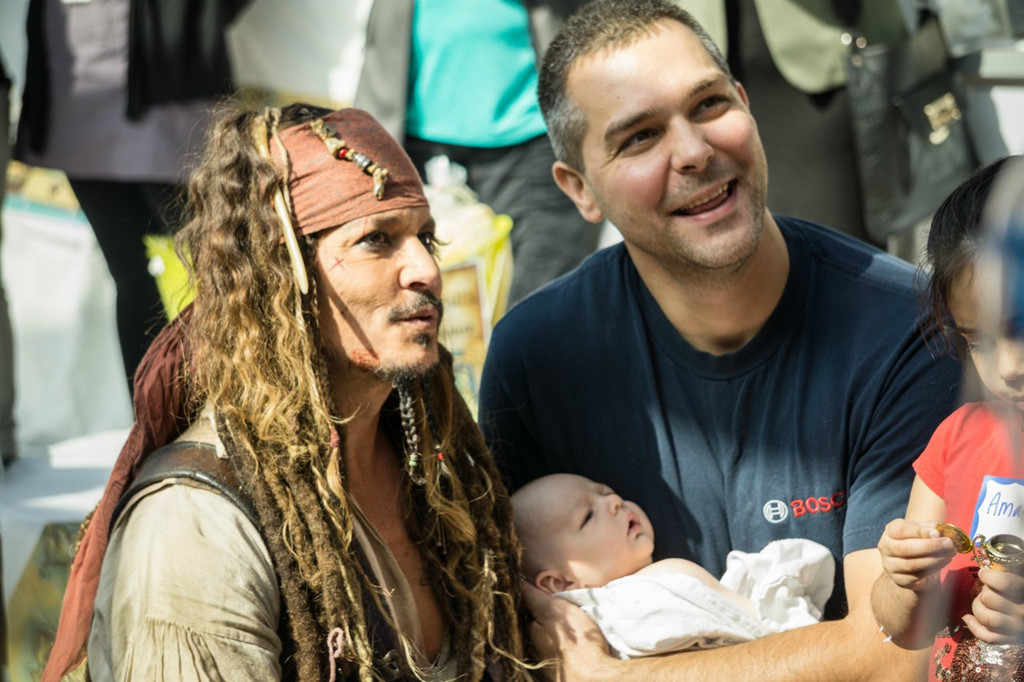 Johnny Depp hoa thuyen truong Jack Sparrow tham hoi benh nhi ung thu hinh anh 8