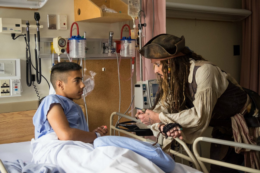 Johnny Depp hoa thuyen truong Jack Sparrow tham hoi benh nhi ung thu hinh anh 7