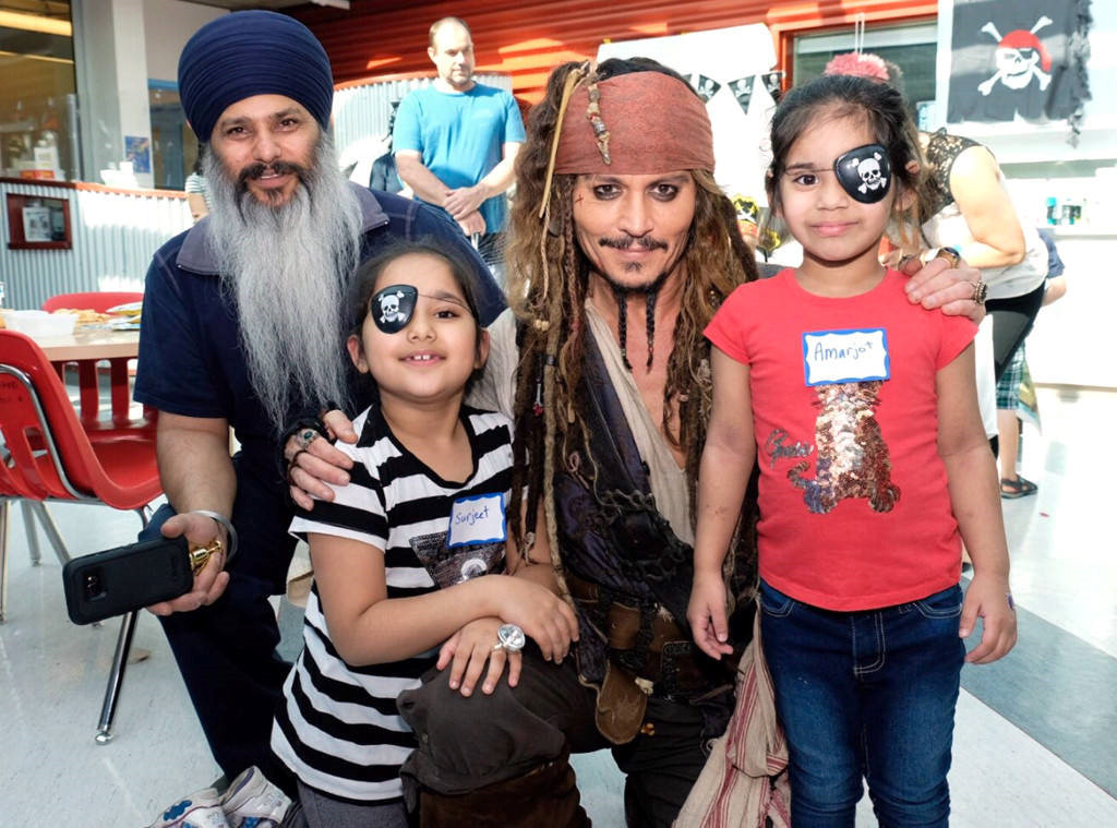 Mới đây, Johnny Depp tiếp tục có chuyến thăm bất ngờ đến bệnh viện ung thư nhi ở Vancouver (Canada). Nam diễn viên đã dành trọn gần một ngày để thăm hỏi và trò chuyện cùng tất cả trẻ em trong bệnh viện.  