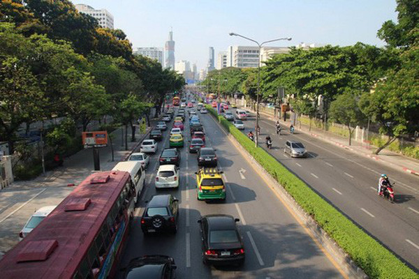 Ở Thái Lan, người dân đi bên trái đường. Vì vậy đối với những du khách đến từ các quốc gia tham gia giao thông ở bên phải, bạn sẽ gặp phải đôi chút khó khăn nếu muốn thuê xe máy hay ô tô để tự lái.