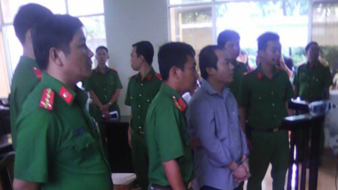 Bị cáo Lê Chí Nguyện tại phiên tòa - Ảnh: TRẦN NGUYÊN
