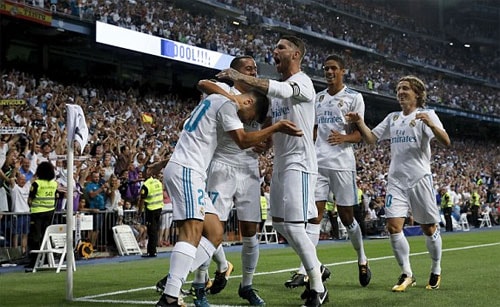 Real chia vui sau bàn mở tỷ số của Asensio. Ảnh: Reuters