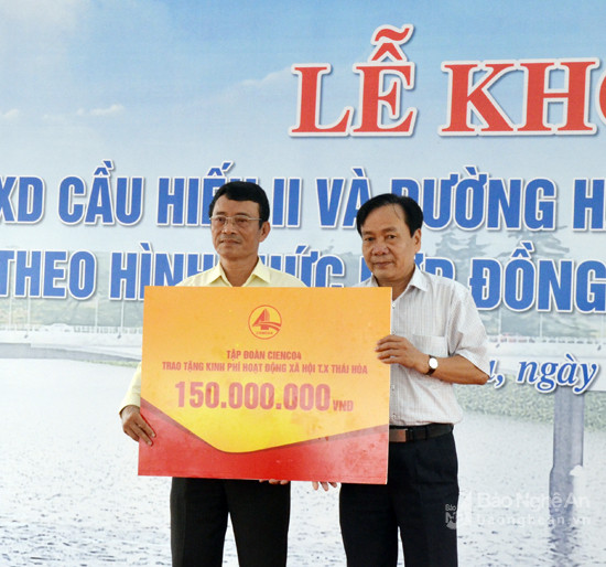 Tập đoàn Cienco4 trao tặng 150 triệu đồng cho Thị xã Thái Hòa xây dựng nhà tình nghĩa. Ảnh Thanh Lê