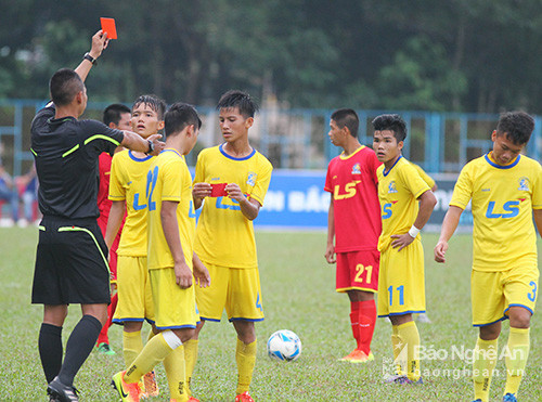 Đội trưởng Phan Bá Quyền phải nhận thẻ đỏ sau pha vào bóng nguy hiểm với cầu thủ U15 Viettel. Ảnh: Trâm Uyên.