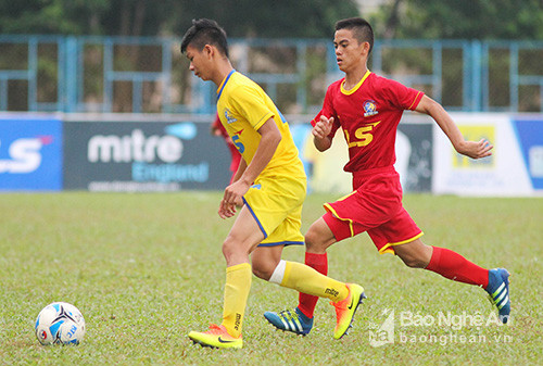 Hậu vệ Đường Văn Cường (áo vàng) cũng không có mặt ở đợt tập trung lần này của ĐT U16 Việt Nam. Ảnh: Trâm Uyên.