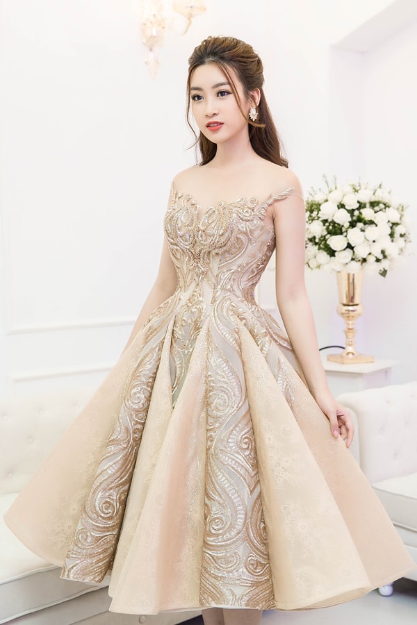 hoa-hau-do-my-linh-mac-long-lay-nhu-cong-chua-di-su-kien-2
