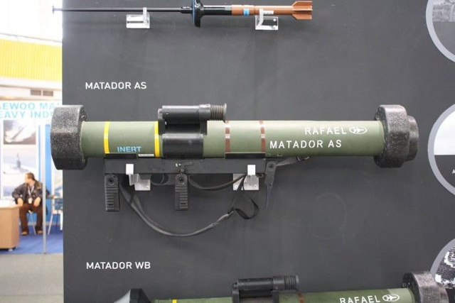Có cỡ nòng 90mm, tầm bắn của súng chống tăng MATADOR đạt tới 500 mét, xa hơn so với tầm bắn của B-41 và có độ chính xác tốt hơn nhờ được trang bị kính ngắm quang học và kiểu đầu đạn được thiết kế hiện đại hơn. Nguồn ảnh: Defense.