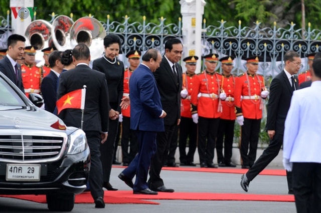 Khi đoàn xe tiến vào tòa nhà Chính phủ, Thủ tướng Thái Lan Prayuth Chan-o-cha và Phu nhân ra tận xe ô tô đón và nhiệt liệt chào mừng Thủ tướng Nguyễn Xuân Phúc và Phu nhân thăm chính thức Thái Lan. 