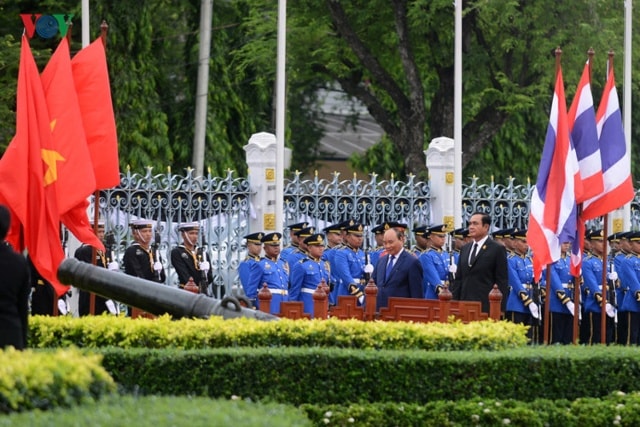 Trong tiếng nhạc chào mừng, Thủ tướng Prayuth Chan-o-cha mời Thủ tướng Nguyễn Xuân Phúc bước lên bục danh dự. Quân nhạc cử Quốc thiều hai nước Việt Nam và Thái Lan.