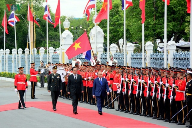 Tiếp đó, Thủ tướng Prayuth Chan-o-cha mời Thủ tướng Nguyễn Xuân Phúc duyệt Đội Danh dự Quân đội Hoàng gia Thái Lan. 