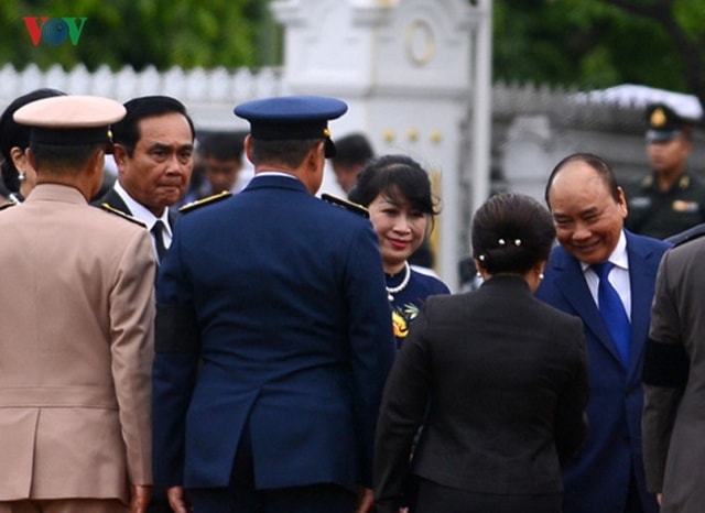 Sau khi duyệt Đội Danh dự, Thủ tướng Nguyễn Xuân Phúc cùng Phu nhân và Thủ tướng Prayuth Chan-o-cha cùng Phu nhân đã cùng bắt tay đoàn viên chính thức của hai nước.  