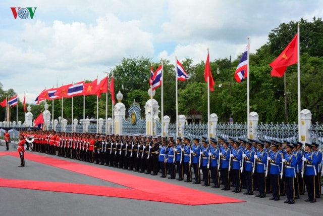 Ngay sau lễ đón, hai Thủ tướng dẫn đầu Đoàn đại biểu cấp cao Chính phủ hai nước tiến hành hội đàm