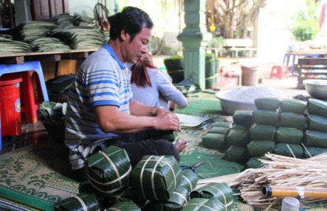 Dịp Tết Nguyên đán, hộ làm nhiều gói hết vài ba tạ nếp mỗi ngày; ngày thường nhu cầu tiêu thụ ít hơn, nhưng cũng khoảng 30 - 40 kg nếp.