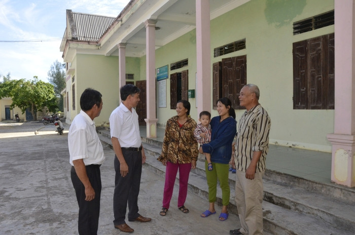 Báo cáo viên xã Nghi Hoa (Nghi Lộc) gặp gỡ tuyên truyền vận động nhân dân thực hiện chủ trương xây dựng nông thôn mới. Ảnh PV