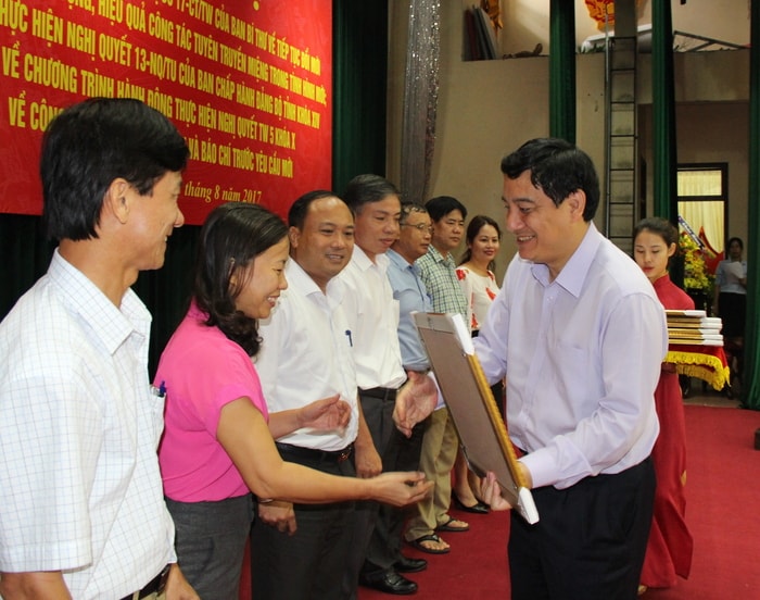 Đồng chí Nguyễn Đắc Vinh - Ủy viên Trung ương Đảng, Bí thư Tỉnh ủy, Trưởng đoàn ĐBQH tỉnh trao Bằng khen cho tập thể có thành tích xuất sắc trong 10 năm thực hiện Chỉ thị 17 của Ban Bí thư Trung ương. Ảnh: Mai Hoa