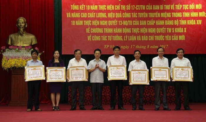 Đồng chí Nguyễn Xuân Sơn - Phó Bí thư Thường trực Tỉnh ủy trao Bằng khen cho các cá nhân có thành tích trong thực hiện Chỉ thị 17 của Ban Bí thư. Ảnh: Mai Hoa