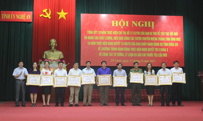 Đồng chí Nguyễn Văn Thông - Phó Bí thư Tỉnh ủy trao Bằng khen cho các tạp thể có thành tích xuất sắc trong 10 năm thực hiện Nghị quyết 13 của Ban Chấp hành Đảng bộ tỉnh. Ảnh: Mai Hoa