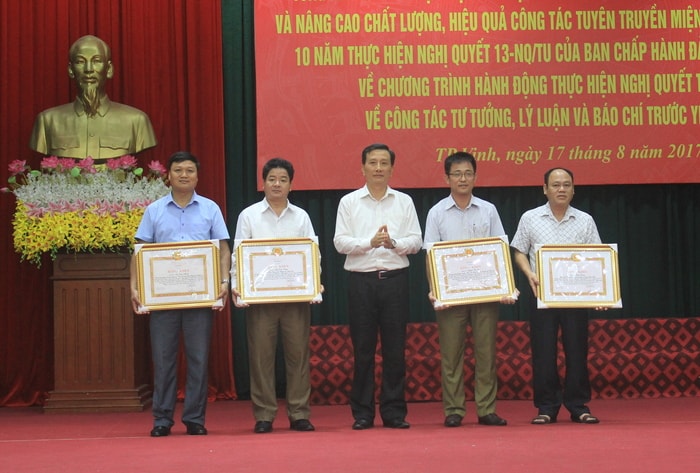 Đồng chí Lê Quang Huy - Phó Bí thư Tỉnh ủy trao Bằng khen cho các cá nhân đạt thành tích xuất sắc trong 10 năm thực hiện Nghị quyết 13 của Ban Chấp hành Đảng bộ tỉnh. Ảnh: Mai Hoa
